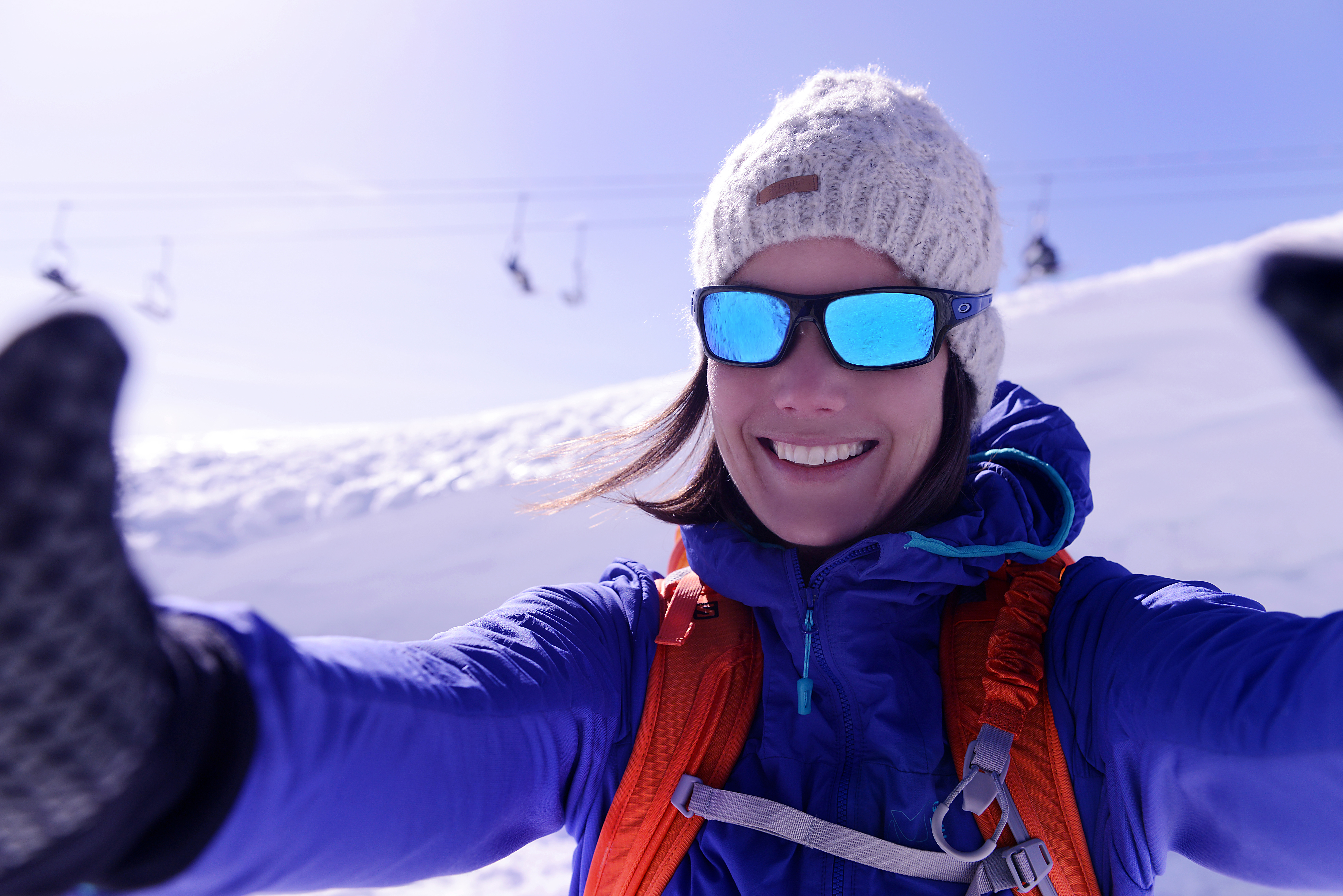 Lunettes de ski posées sur la neige avec un ensoleillement de montagne